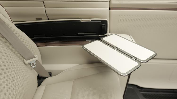 LEXUS LM ESTATE Standard