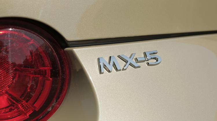 MAZDA MX-5 CONVERTIBLE Exclusive-Line
