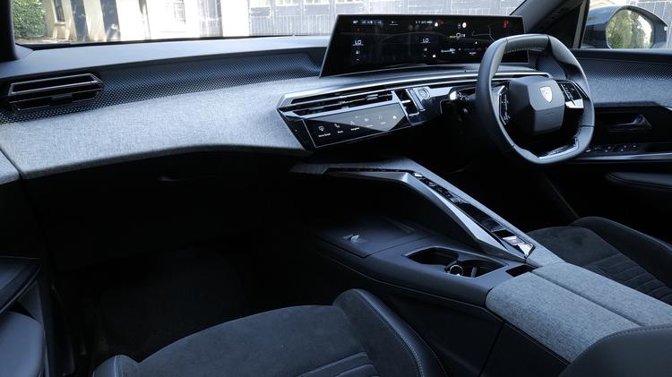 PEUGEOT E-3008 ELECTRIC SUV GT