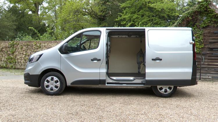 RENAULT TRAFIC SWB